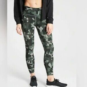 45. Athleta Lightning Camo 7/8 Tight Legging Size Small Green Black